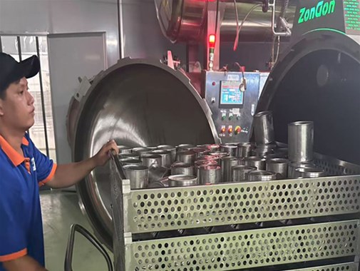 越南同奈省馬口鐵罐頭噴淋式高溫全自動殺菌鍋現場圖片展示  